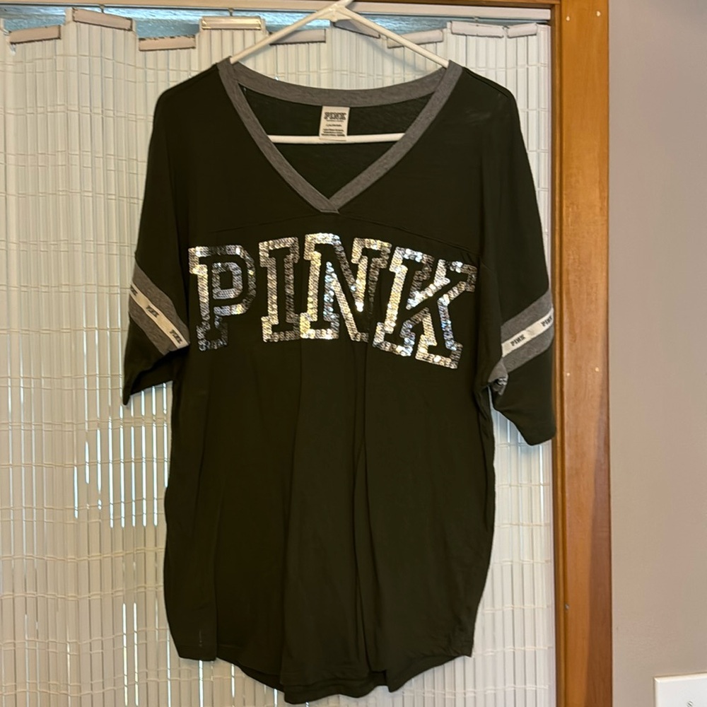 Pink t-shirt olive green large